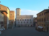 Der Palazzo dei Priori auf der Piazza del Popolo in Todi.