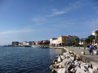 Blick auf die Uferpromenade von Porec.