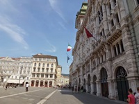 Die Piazza dell' Unità in Triest mit dem Rathaus.
