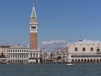 Stadtansicht von Venedig mit dem weltberühmten Campanile und dem Dogenpalast.