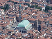 Luftaufnahme von Vicenza, in der Bildmitte die Basilika.