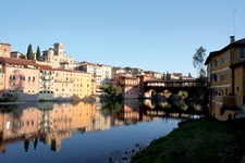 Blick auf Bassano del Grappa mit seiner mittelalterlichen Holzbrücke.