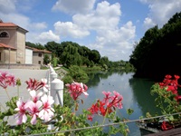 Der Fluss Sile von einer mit Blumen geschmückten Brücke aus gesehen.