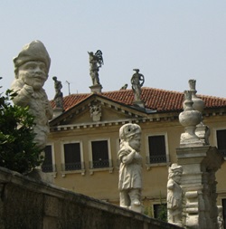 Die namensgebenden Zwergenfiguren rund um die Villa Valmarana ai Nani.