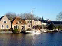 Häuser und Boote am Ufer der Vecht in Weesp.