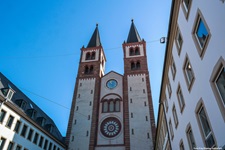 Die Fassade des Würzburger Doms St. Kilian.