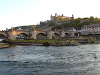 Die Alte Mainbrücke in Würzburg mit Blick zur Festung Marienberg