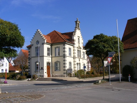 Das Alte Rathaus Sigmaringendorf mit seiner markanten Fachwerkgiebel-Verzierung und dem roten Satteldach