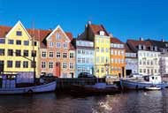 Nyhavn mit seinen bunten Reihenhäusern, davor angelegte Boote in Kopenhagen