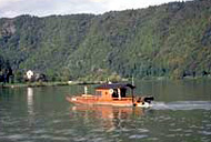Holzboot auf der Donau