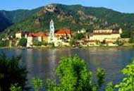 Blick über die Donau zur Promenade von Dürnstein, Wachau