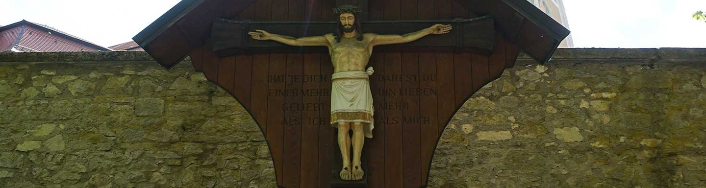 Detailbild des Kruzifix´ an der Mauer zur Klosterkirche in Beuron