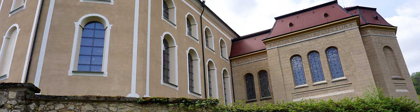 Blick auf die Fassade der Klosterkirche von Beuron