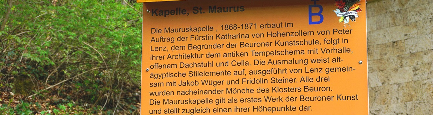 Infotafel aus Holz über die St. Mauruskapelle in Beuron