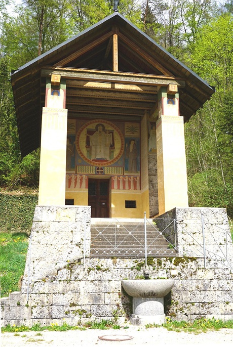 Blick auf die Mauruskapelle am Donauradweg in Baden-Württemberg, eine kleine farbenfrohe Kapelle mit einer Wandmalerei des Heiligen Maurus