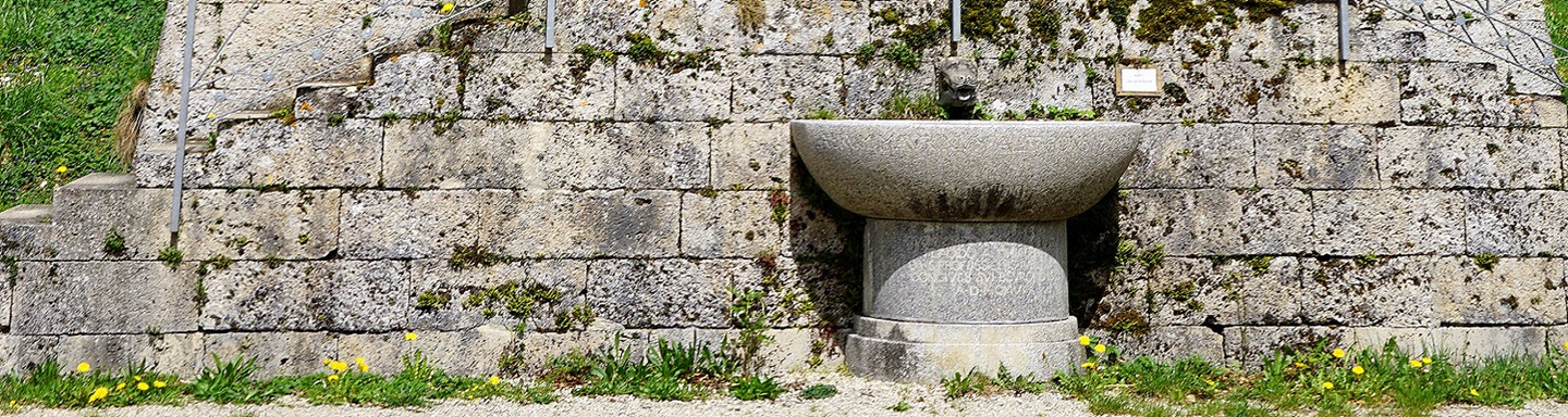 Steinbrunnen der St. Mauruskapelle am Radweg von Beuron