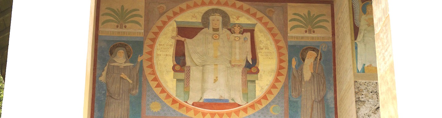 Wandbild der Mauruskapelle in Beuron mit Maria und Kind, links und rechts die Ordensheiligen Scholastika und Benedikt