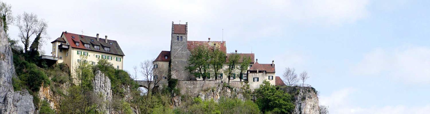 Blick auf den Felssporn mit Schloss Werenwag in Langenbrunn der Gemeinde Beuron im Oberen Donautal
