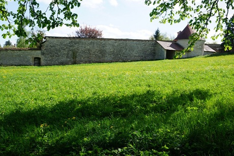Grüne Wiese mit Blick auf die Klostermauer und einem kleinen Gebäude im Fürstlichen Park Inzigkofen - Naturpark Obere Donau