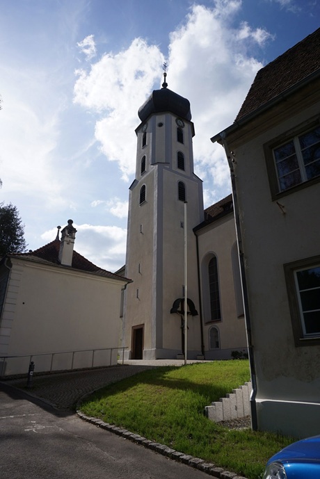 Die Klosterkirche in Inzigkofen mit ihrem markanten, hohen Turm unter einem blauen Himmel - bedeutendes Wahrzeichen
