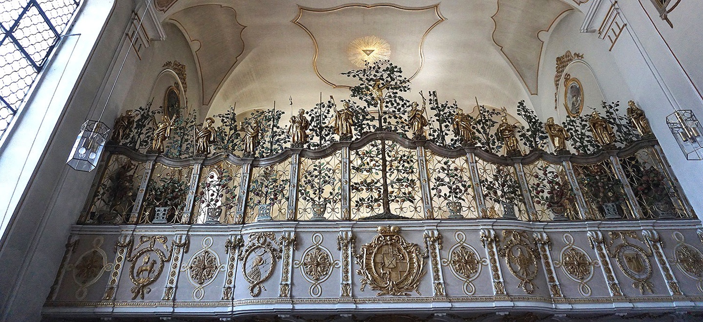 Prächtigen Nonnenempore der ehemaligen Klosterkirche St. Johannes Baptist mit ihren reich verzierten goldenen Reliefs und Firguren