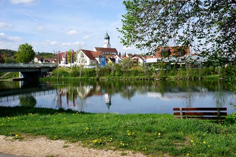 Die malerische Ansicht von Laiz, Stadtteil von Sigmaringen am Ufer der Donau, mit der markanten Pfarrkirche im Hintergrund
