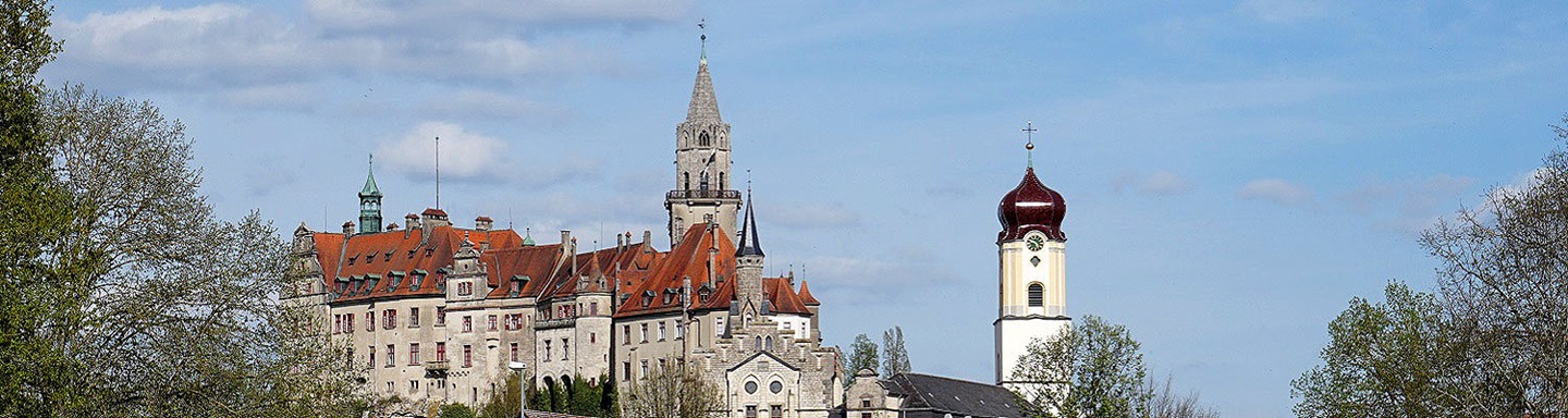 Blick auf das Schloss Sigmaringen und die Pfarrkirche St. Johann in Sigmaringen
