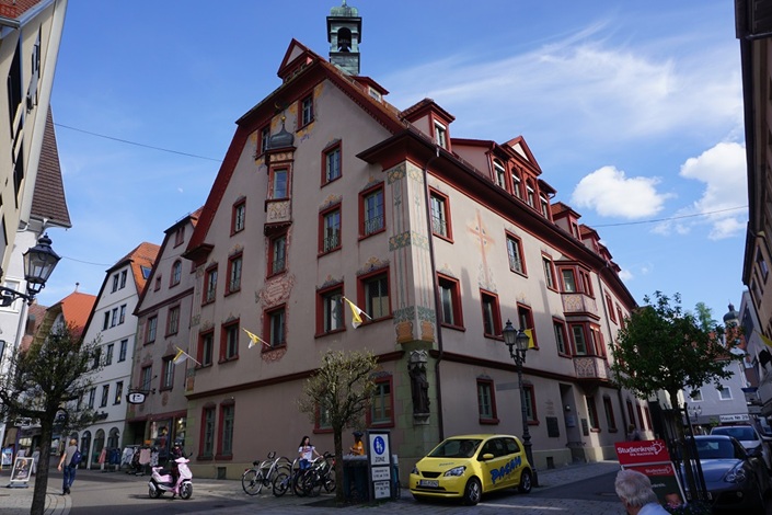 Historisches Gebäude in Sigmaringen, welches prächtig bemalt ist und als Fidelishaus bekannt ist und zur mittelalterlichen Architektur gehört