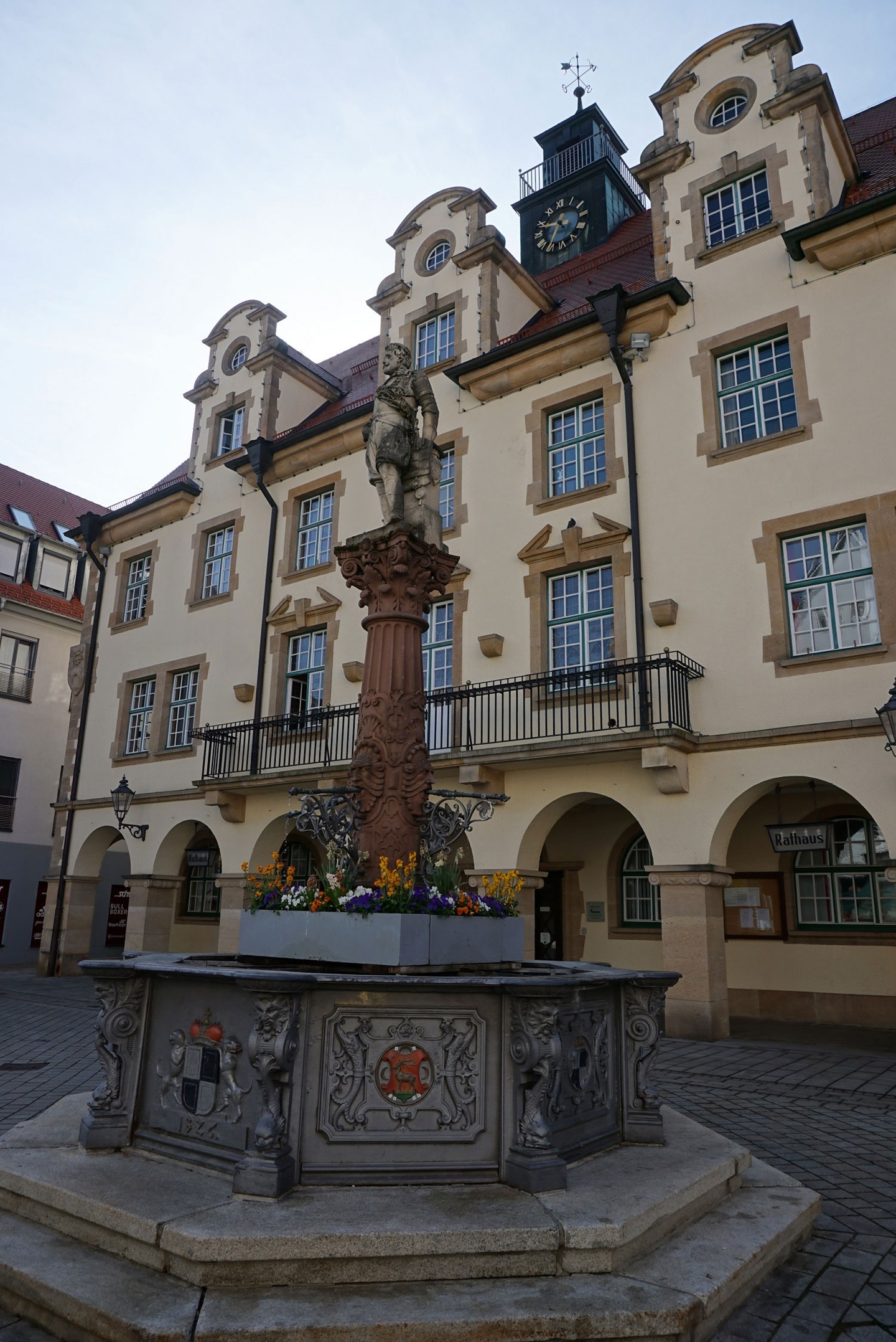 Der historische Marktplatz mit dem markanten Brunnen und dem dahinter befindenden Rathaus in Sigmraingen