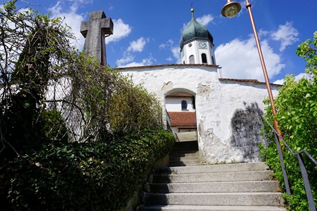 Kirche St. Peter und Paul in Laiz mit steinernem Treppenweg, der ihn zu ihrem Eingang führt