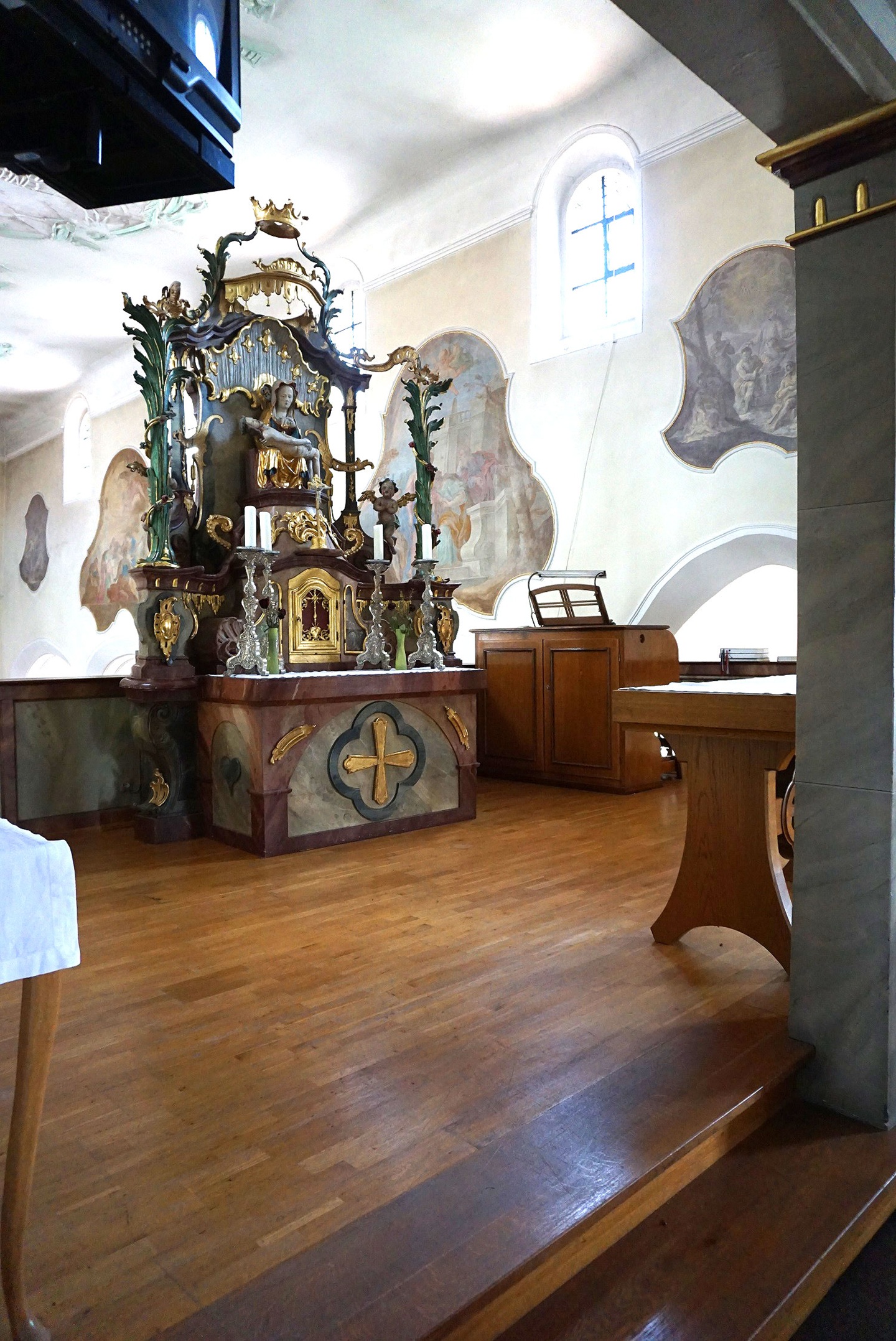 Der prunkvolle Altar in der Pfarrkirche Laiz, der reich verziert mit goldenen Ornamenten und kunstvollen Details ist.
