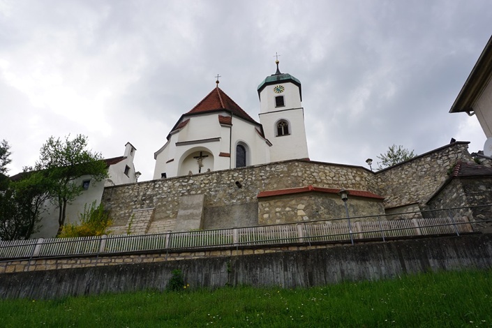 Die Pfarrkirche St. Nikolaus, das zweite Wahrzeichen von Scheer im Rokoko-Stil