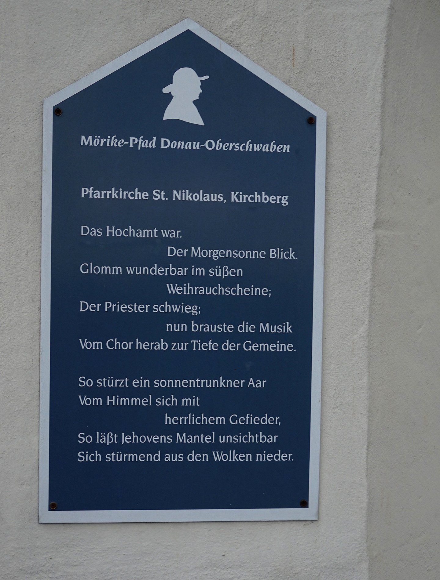 Schild des Mörike-Pfad Donau-Oberschwaben in dunkelblau, Pfarrkirche St. Nikolaus in Kirchberg