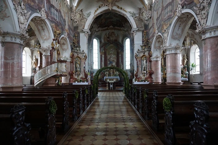 Der prunkvolle Innenraum der Pfarrkirche St. Nikolaus im Barockstil