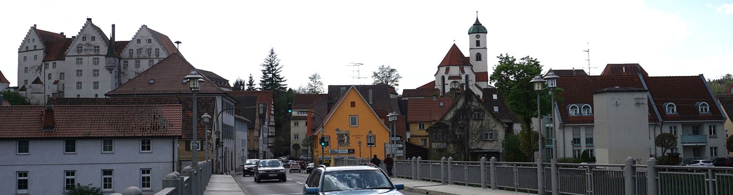 Blück über die Brücke der Ortsansicht von Scheer mit der Kirche St. Nikolaus und Schloss