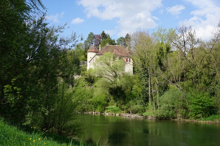 Das Schloss Bartelstein, das sich auf den Überresten einer Burgmuauer mit einem fragmentierten Bergfried an der Donau erhebt