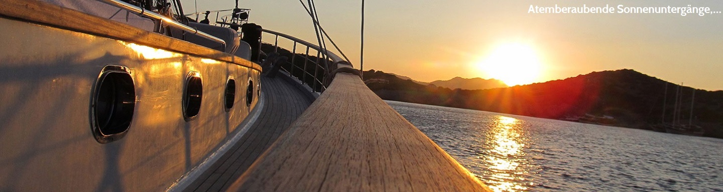 Detailbild des Schiffes Osman Kurt über die Reling über das Meer und die Berge bei Sonnenuntergang