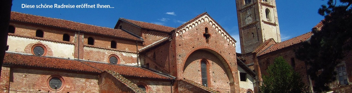 Detailbild auf das in Backsteinen erbaute Kloster Staffarda mit Bullaugen-Fenstern im Piemont