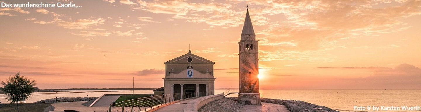Blick auf die im Sonnenuntergang stehende Wallfahrtskirche Madonna dell´Angelo am Meer in Caorle, Italien