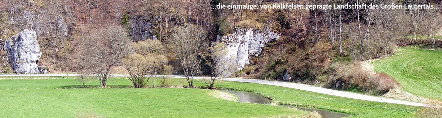 Blick in die Landschaft der schroffen Felsen und Wiesen des Großen Lautertals