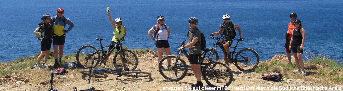 Radlergruppe steht an einer Steilküste, im Hintergrund das Meer, blickt in die Kamera, Griechische Ägäis Süd