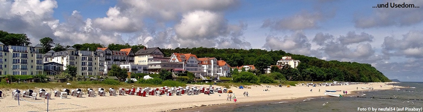 Strand von Usedom mit Strandkörben und den dahinter liegenden Gebäuden