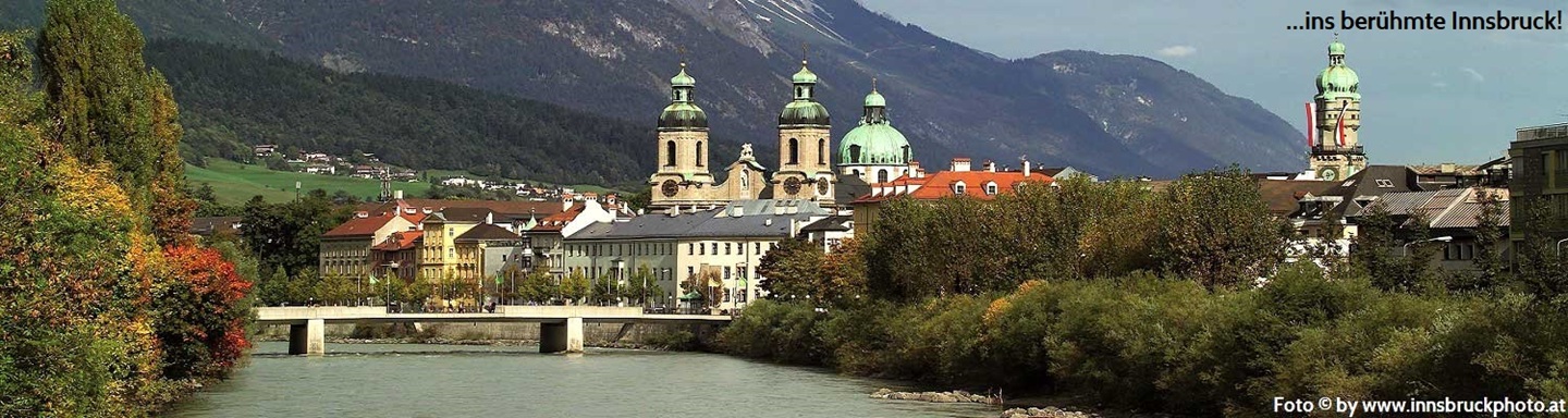 Blick über den Inn mit Brücke nach Innsbruck zum imposanten Innsbrucker Dom und dem Stadtturm mit ihren Zwiebeltürmen
