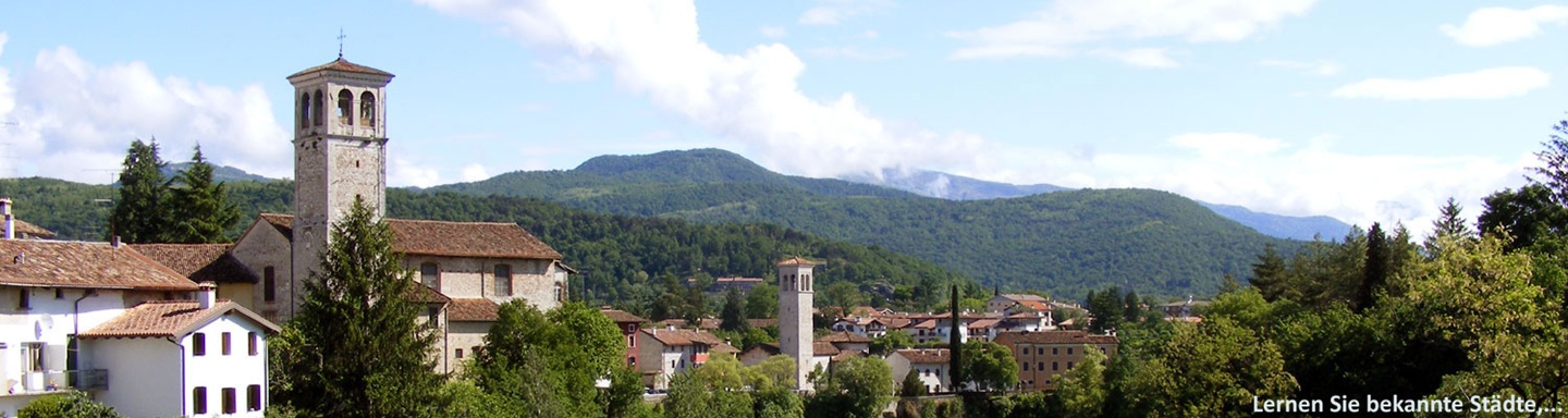Blick auf Valle mit seinem Turm des Oratoriums Santa Maria, Friaul, Italien