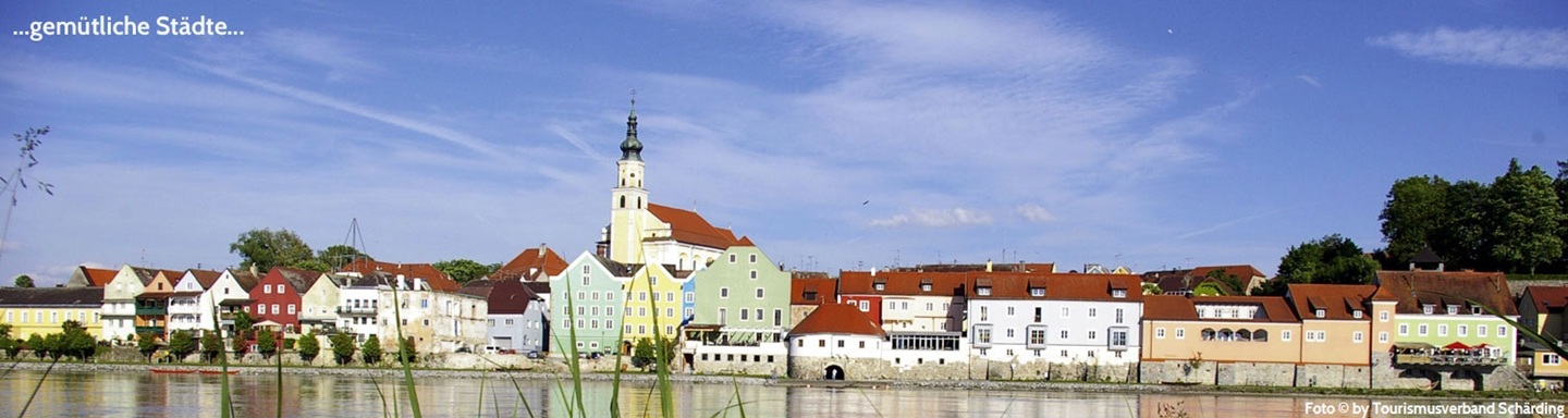 Blick über die Donau zur Promenade nach Schärding und der gelblichen Kirche in der Mitte