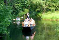 Voll besetzte Boote auf der Spree im Spreewald