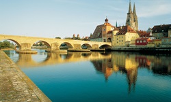 Blick auf die Regensburger Altstadt mit dem Dom und der Steinernen Brücke über die Donau.