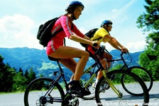 Zwei Radfahrer brausen durch das idyllische Salzburger Saalachtal.