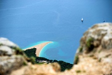 Das Goldene Horn auf der Insel Brac von einer Klippe aus gesehen. Aus diesem Blickwinkel ist gut zu erkennen, warum der Strand so heißt.