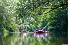Zwei jeweils mit fünf Personen besetzte Schlauchboote (ein rotes und ein gelbes) bei einer Rafting-Tour auf dem Fluss Cetina.